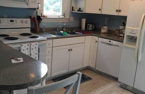 Bonnet Shores Cottage | Cozy Cottage on Quiet Lane!