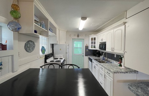 St. Petersburg - Clearwater Cottage | COZY COTTAGE ON PRIVATE BEACH *CLEARWATER/BELLEAIR BEACH
