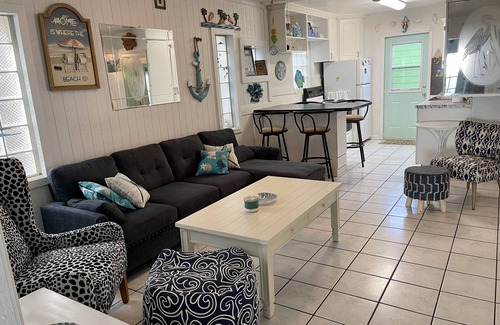St. Petersburg - Clearwater Cottage | COZY COTTAGE ON PRIVATE BEACH *CLEARWATER/BELLEAIR BEACH