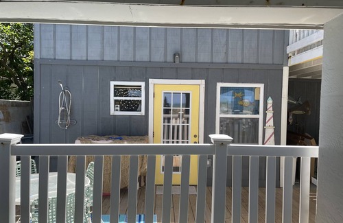 St. Petersburg - Clearwater Cottage | COZY COTTAGE ON PRIVATE BEACH *CLEARWATER/BELLEAIR BEACH