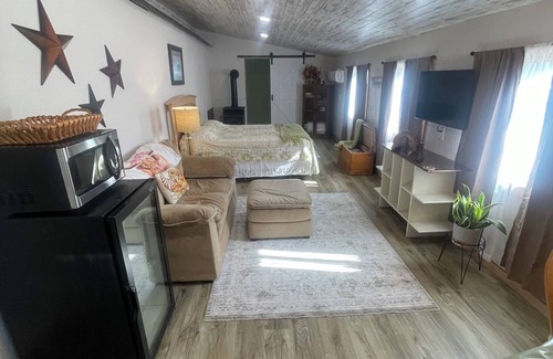 Rolla Cottage | Cozy cottage right off I-44 with horse stable & Rv sites available. Near college