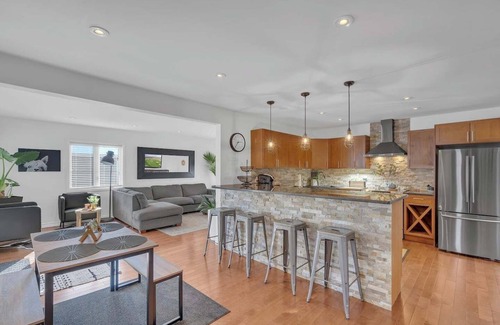 Levergood Beach House | Cozy cottage steps from beautiful Lake Erie w/Hot tub. Wine, dine and unwind!