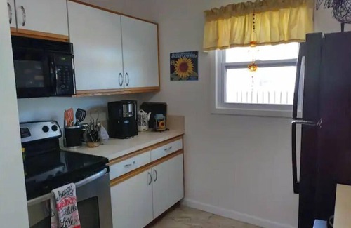Largo House | Cozy Cottage w/Sunporch & Pool, 8 miles to Indian Rocks Beach.