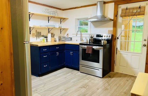 Livingston Manor Cottage | Cozy Cottage with Jacuzzi, Fire Pit and Reading Nook!