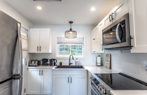 Loyalist Cottage | Cozy Cottage with all the amenities on Lake Ontario