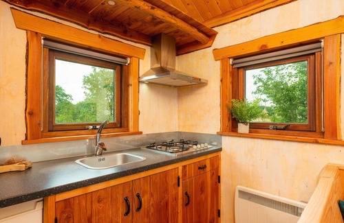 Zuna Cabin | Cozy cottage with hot tub, right on the Regge River. Check out the pictures!