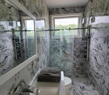 Stamford House | COZY COTTAGE WITH MOUNTAIN VIEW AT LAKEFRONT LOT