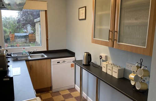 Grantham House | Cozy Cottage with off street parking