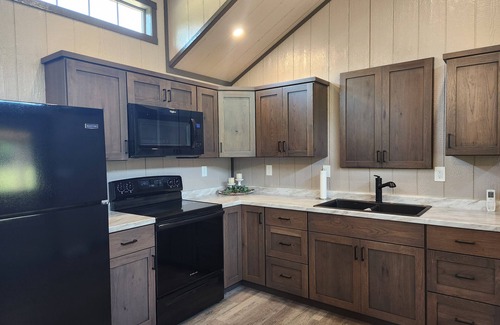 Sullivan Cabin | Cozy Country Cabin - Sleeps 6 - with Hot Tub