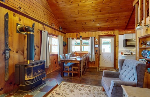 Granby Cottage | Cozy country cottage with loft, charming fireplace & scenic views