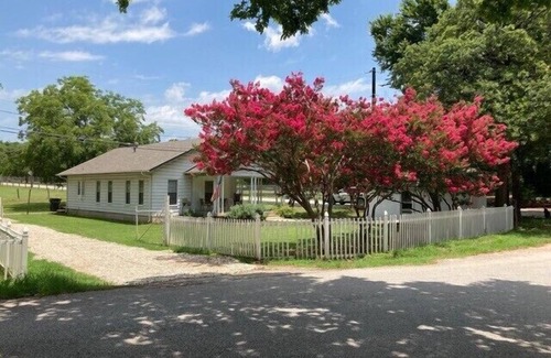 Roanoke House | Cozy Country Farm House in North Keller
