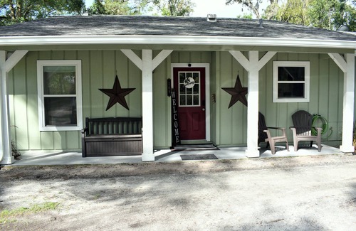 Glenwood House | Cozy country home in North Deland. Close to historic downtown!