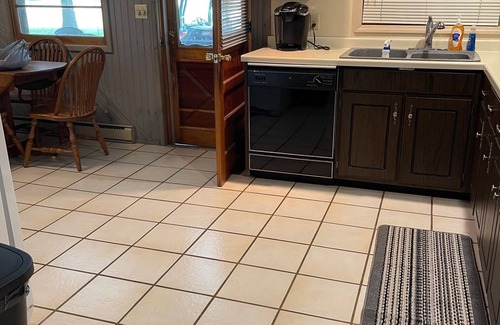 Benton House | Cozy country setting minutes from Rend Lake