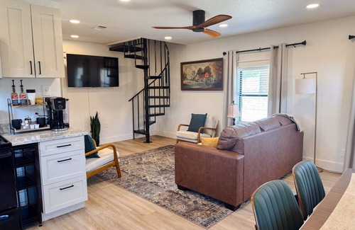 Goldthwaite House | Cozy Country Stay! Hot Tub + Nature Views
