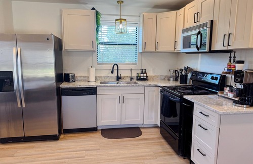 Goldthwaite House | Cozy Country Stay! Hot Tub + Nature Views