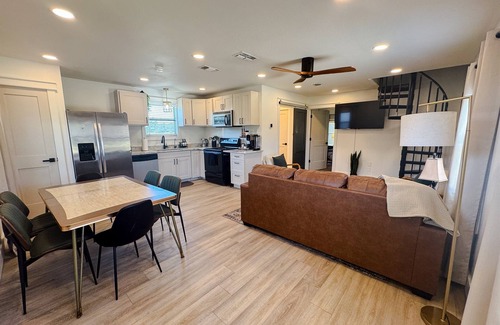 Goldthwaite House | Cozy Country Stay! Hot Tub + Nature Views