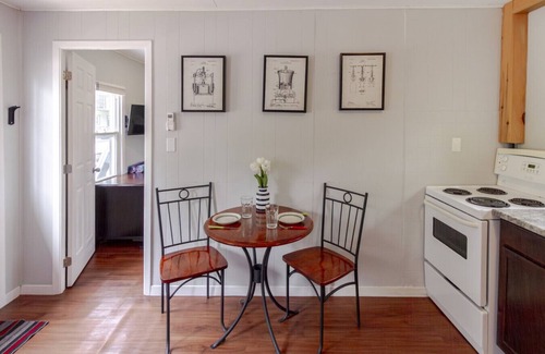 Bloomfield Cabin | Cozy Couple`s Getaway in PEC