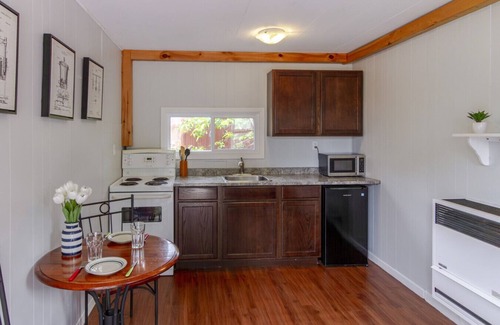 Bloomfield Cabin | Cozy Couple`s Getaway in PEC