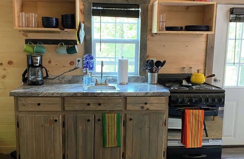 Primrose Cabin | Cozy Couples and Climbing Getaway in Heart of RRG!