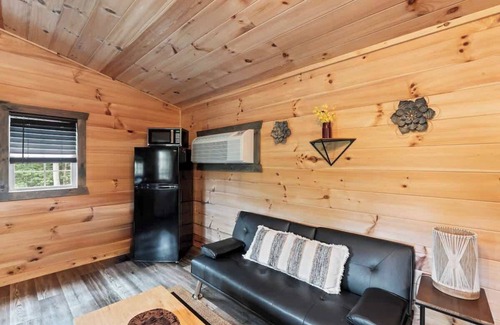 Primrose Cabin | Cozy Couples and Climbing Getaway in Heart of RRG!