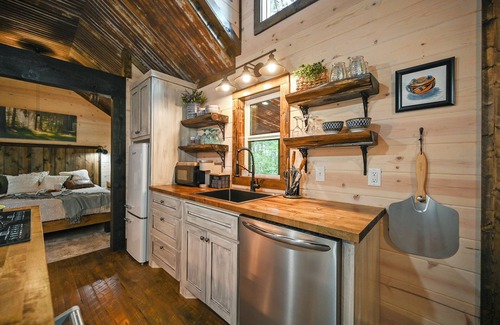 Octavia Cabin | Cozy Couples Cabin/Private & Secluded/Hot Tub/Fire Pit/Hillside View