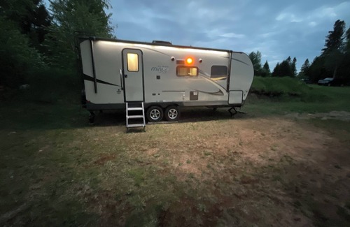 McMillan Cottage | Cozy couples camper with your own private 100ft lake front.