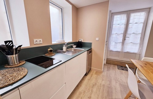 L'Isle-d'Espagnac House | Cozy courtyard side townhouse