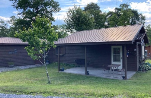 Pipestem Cabin | Cozy Creek Cabin: 1-Bedroom Cabin next to Pipestem Resort