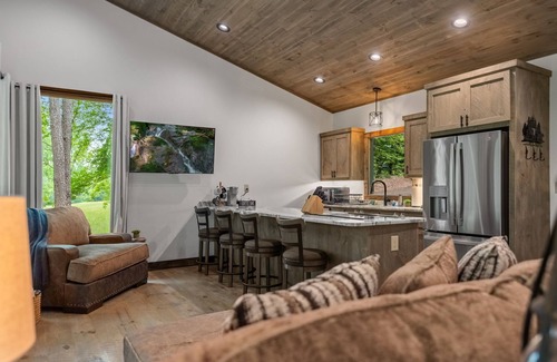 Epworth Cabin | Cozy creek side getaway minutes from Downtown Blue Ridge!