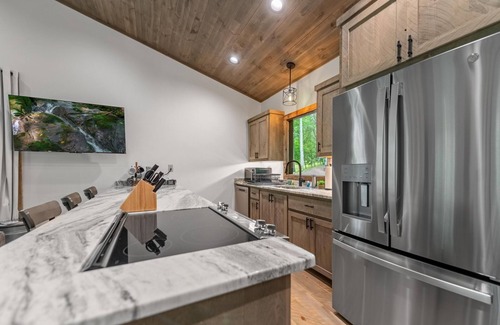 Epworth Cabin | Cozy creek side getaway minutes from Downtown Blue Ridge!