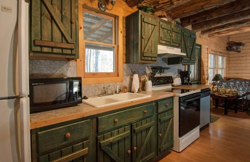 Bryson City Cabin | Cozy Creekside Cabin just a few steps from Lands Creek!
