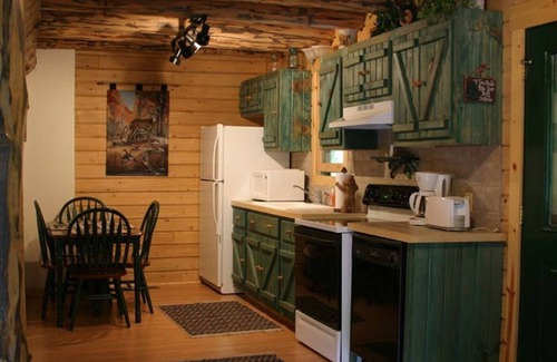 Bryson City Cabin | Cozy Creekside Cabin just a few steps from Lands Creek!