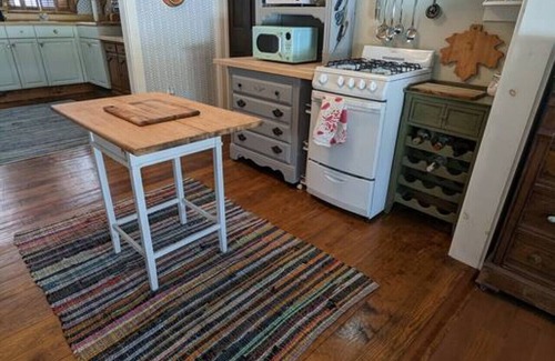 Acworth Cottage | Cozy Crescent Cottage