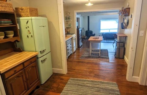 Acworth Cottage | Cozy Crescent Cottage