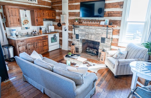 Columbia Cabin | Cozy Crockett's Retreat: Where History Meets Comfort