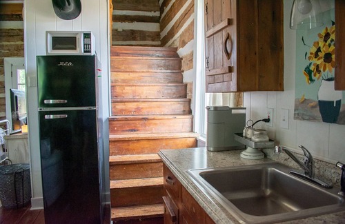 Columbia Cabin | Cozy Crockett's Retreat: Where History Meets Comfort