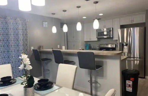 South Daytona House | Cozy DaytonaBeach Getaway w/KingBed & Pet Friendly