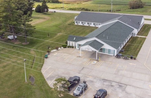 Red Bud Bed & Breakfast | Cozy Double Full Basic Room with Free Parking!