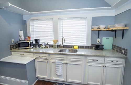 Southtown Apartment | Cozy Downtown 2ba/1ba Historic House - Casa Verde