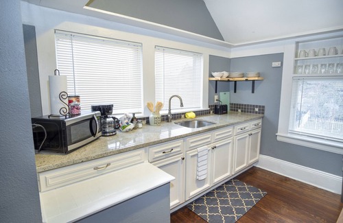 Southtown Apartment | Cozy Downtown 2ba/1ba Historic House - Casa Verde