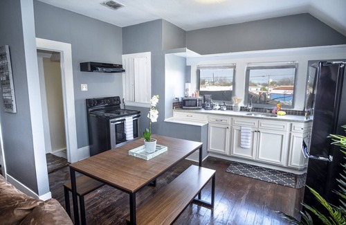 Southtown Apartment | Cozy Downtown 2ba/1ba Historic House - Casa Verde