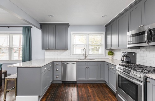 Greenwood House | Cozy Downtown Greenwood Retreat - Walkable to Everything