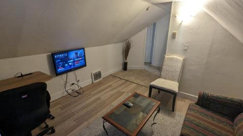 Sunnyside Apartment | Cozy downtown one bedroom free parking