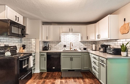 Central Colorado Springs House | Cozy Downtown Bungalow - Hot Tub, AC, Parking