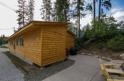 Valley House | Cozy Duplex Unit - Beautiful Lake Views!