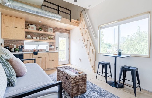 Waller Creek District House | Cozy East Austin Loft With Downtown Views and Low Key Vibes