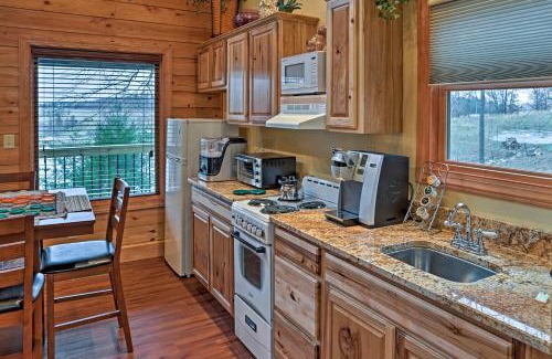 East Bernstadt House | Cozy East Bernstadt Cabin with Porch and Fishing Lake!