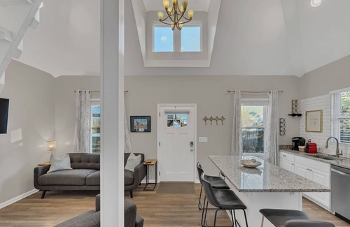 Greenwood Cottage | Cozy East Nashville Retreat with Hot Tub, Fire Pit & Outdoor Courtyard