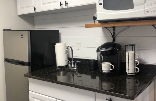 Batavia Apartment | Cozy efficiency ONE large room ONE QUEEN bed apartment with kitchenette no oven.