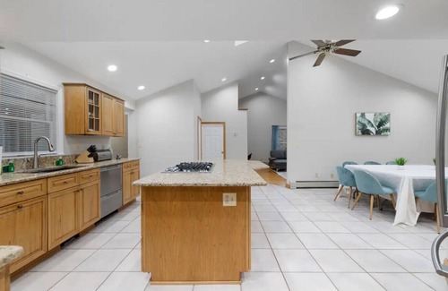 Town of Ramapo House | Cozy Fall Home with 4BR and Fireplace Near NYC